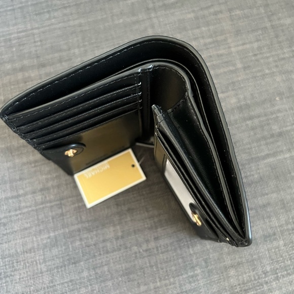 NEW MICHAEL KORS LEATHER MEDIUM SLIM WALLET - Picture 7 of 8